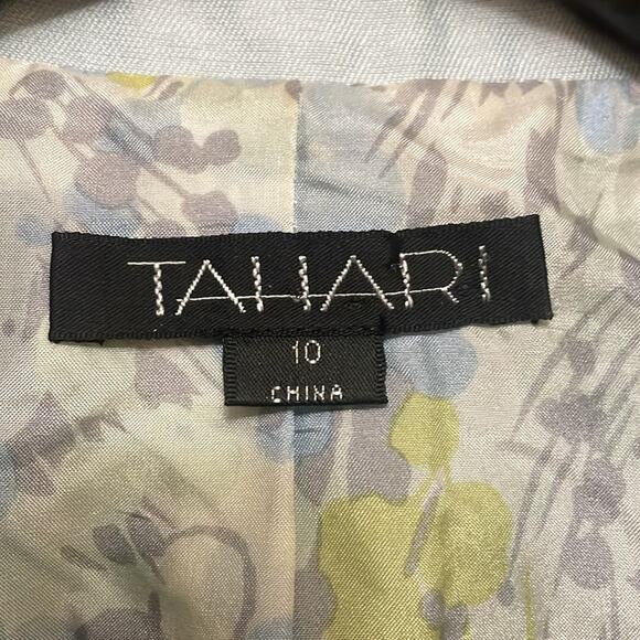 Classy Tahari Wool and Silk Suit. 10 - Picture 2 of 6